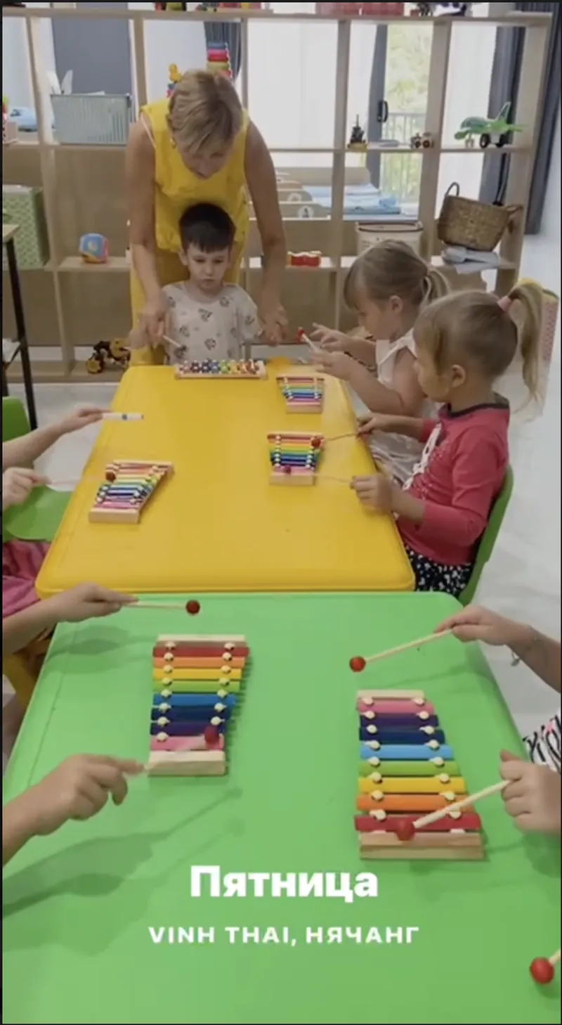 Дети на групповом занятии играют на ксилофонах